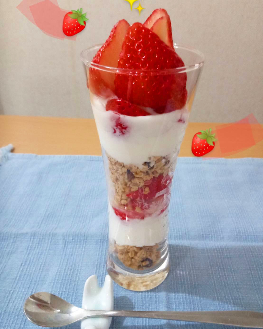 お家カフェ気分⁉️いちごパフェ✨🍽🍓