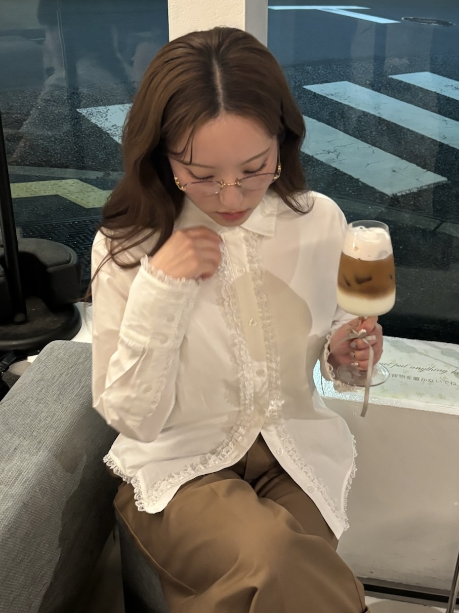 8/25 Mon. 19:00 LACE TRIM SHIRTBLOUSE