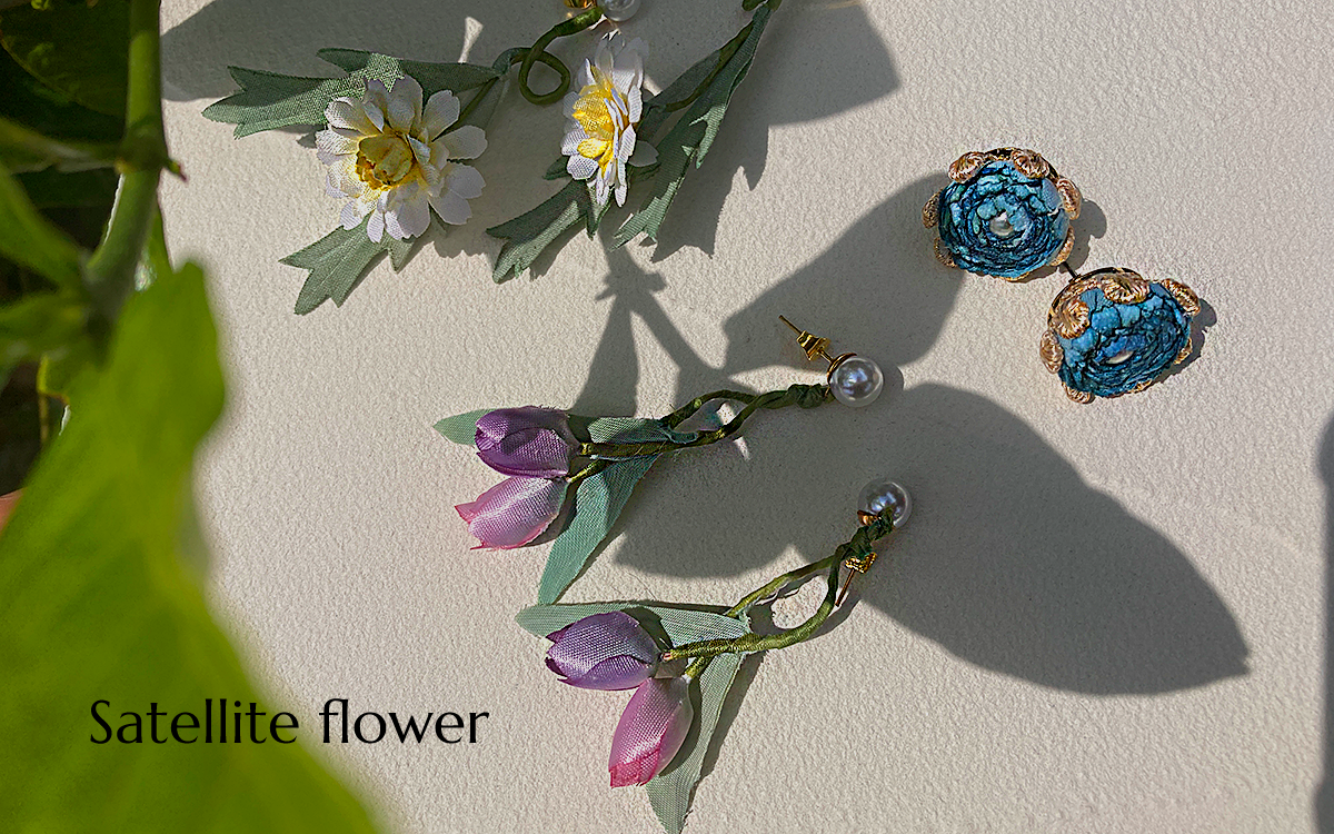 Satellite flower