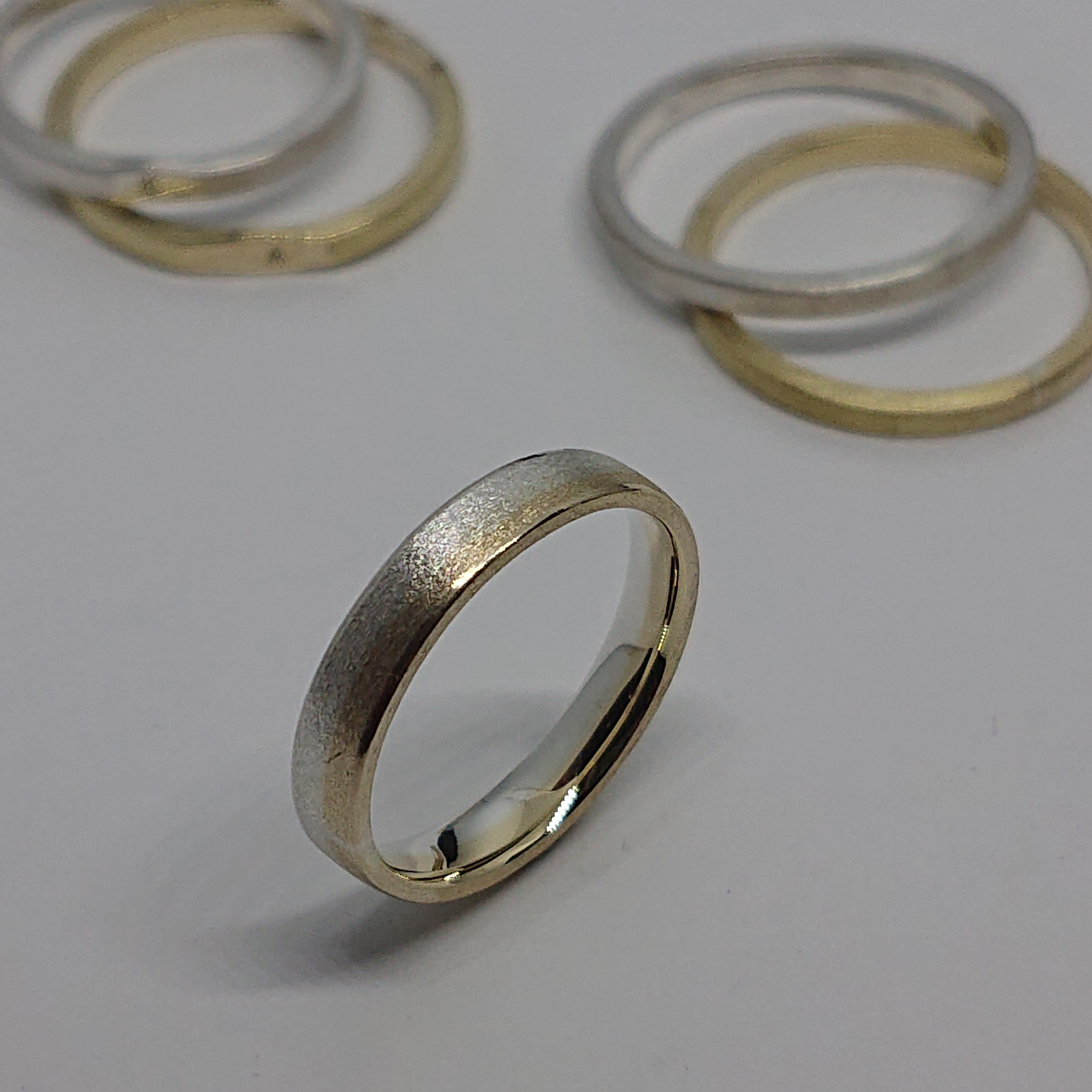 つや消し加工とこだわりの磨き。
