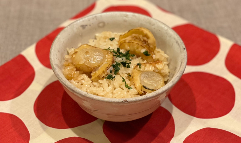 【アレンジレシピ】ほくほくジューシー！ホタテのバター醤油炊き込みご飯｜珍味の山珍