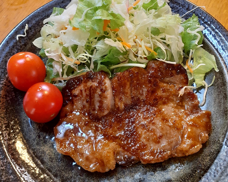 甘塩糀と特製タレで香ばしく激旨のトンテキ！