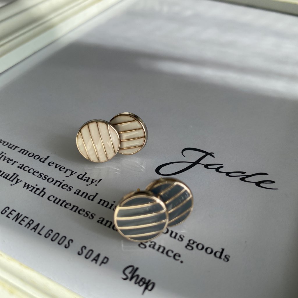 Gray whiteピアス　JADE（ジェイド）アクセサリー