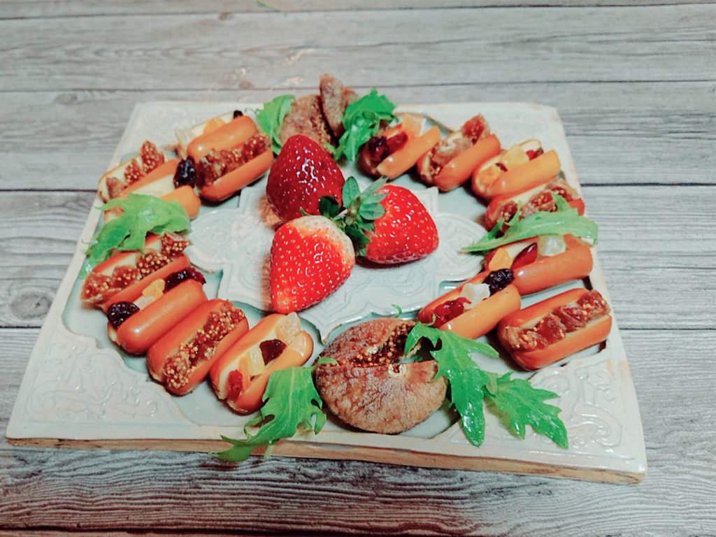 【おつまみレシピ】華やかなのに簡単！パーティの一品におすすめ「スモークチーズのドライフルーツサンド」