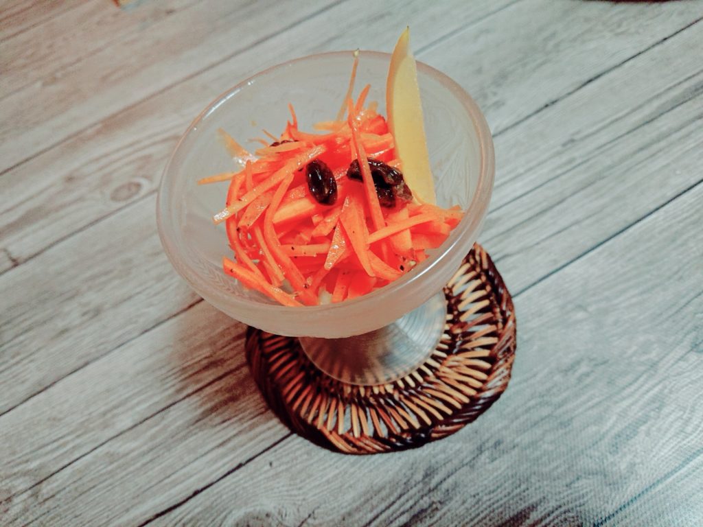 【おつまみレシピ】和えるだけで絶品！皮ごと食べられる「やみつきキャロットラペ」