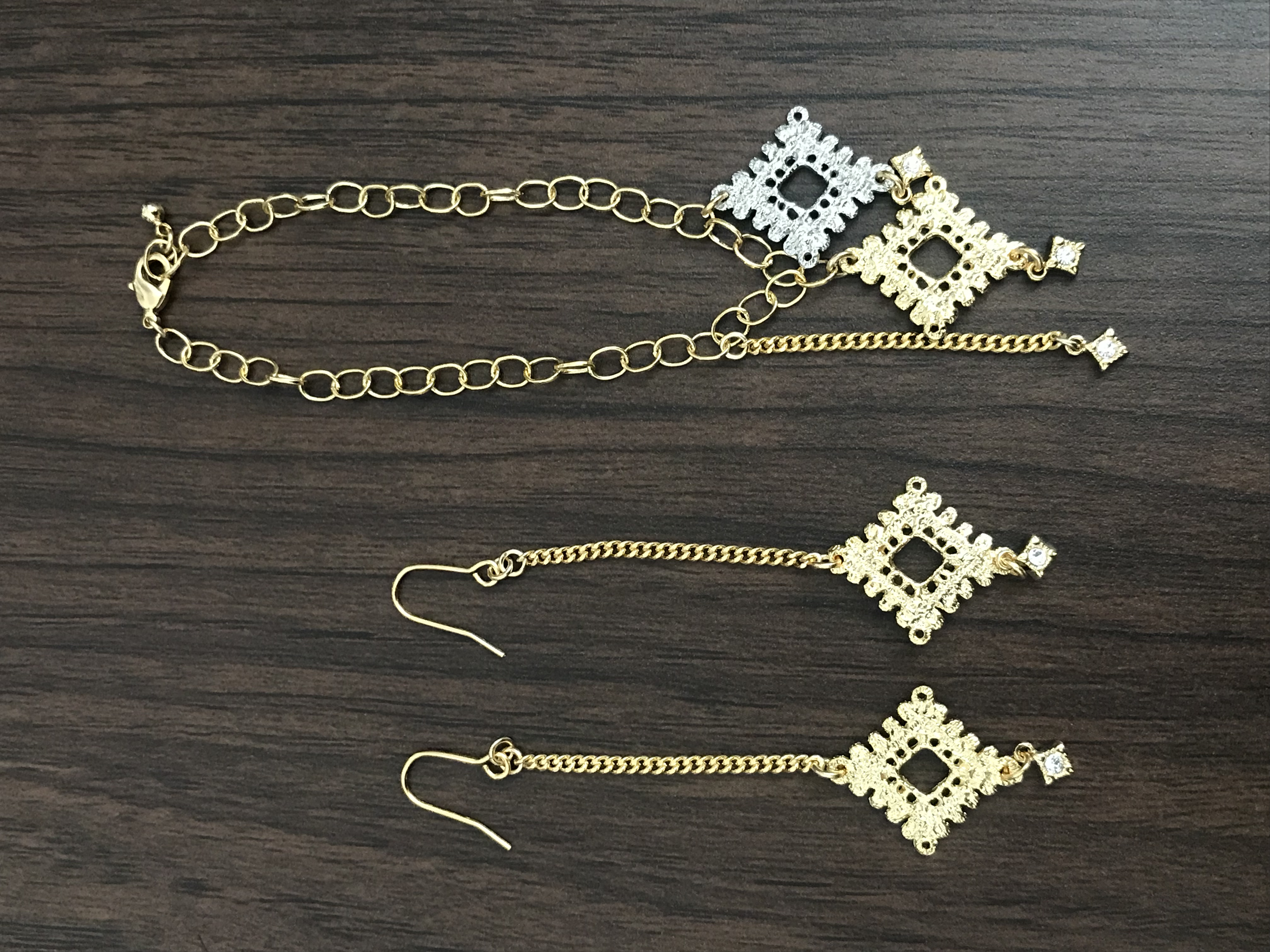 お揃いのブレスレットとピアス
