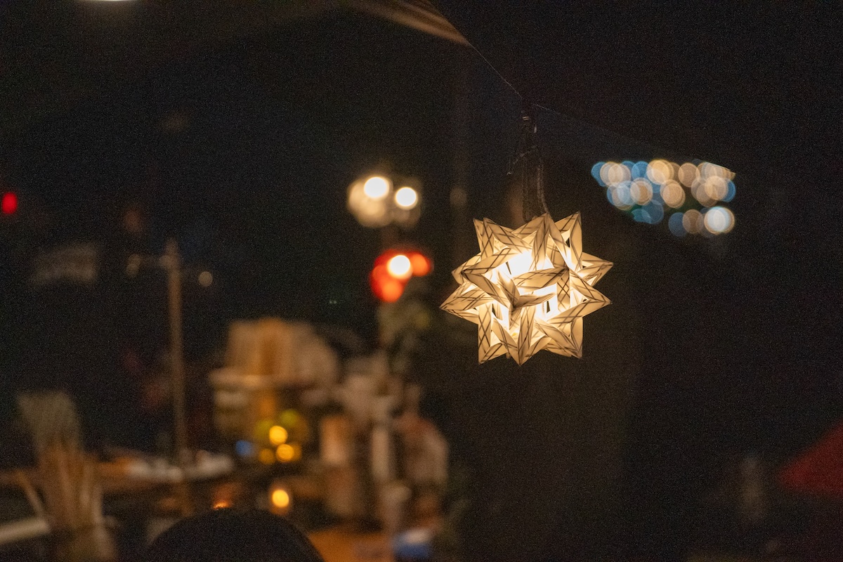 間接照明でくつろぎ時間を演出｜自宅とアウトドアで使える照明の工夫