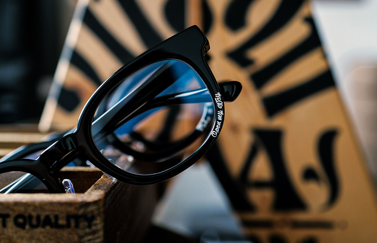 今夜23:59迄 ⚡︎ 雰囲気、表情まで支配する知的なEyewear