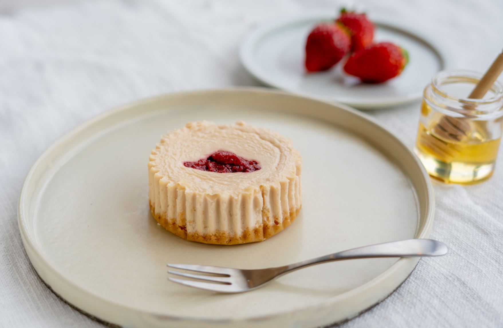【予約限定】VECUA Honeyコラボ『あまおう苺とクローバー蜂蜜の生カマンベールチーズケーキ』