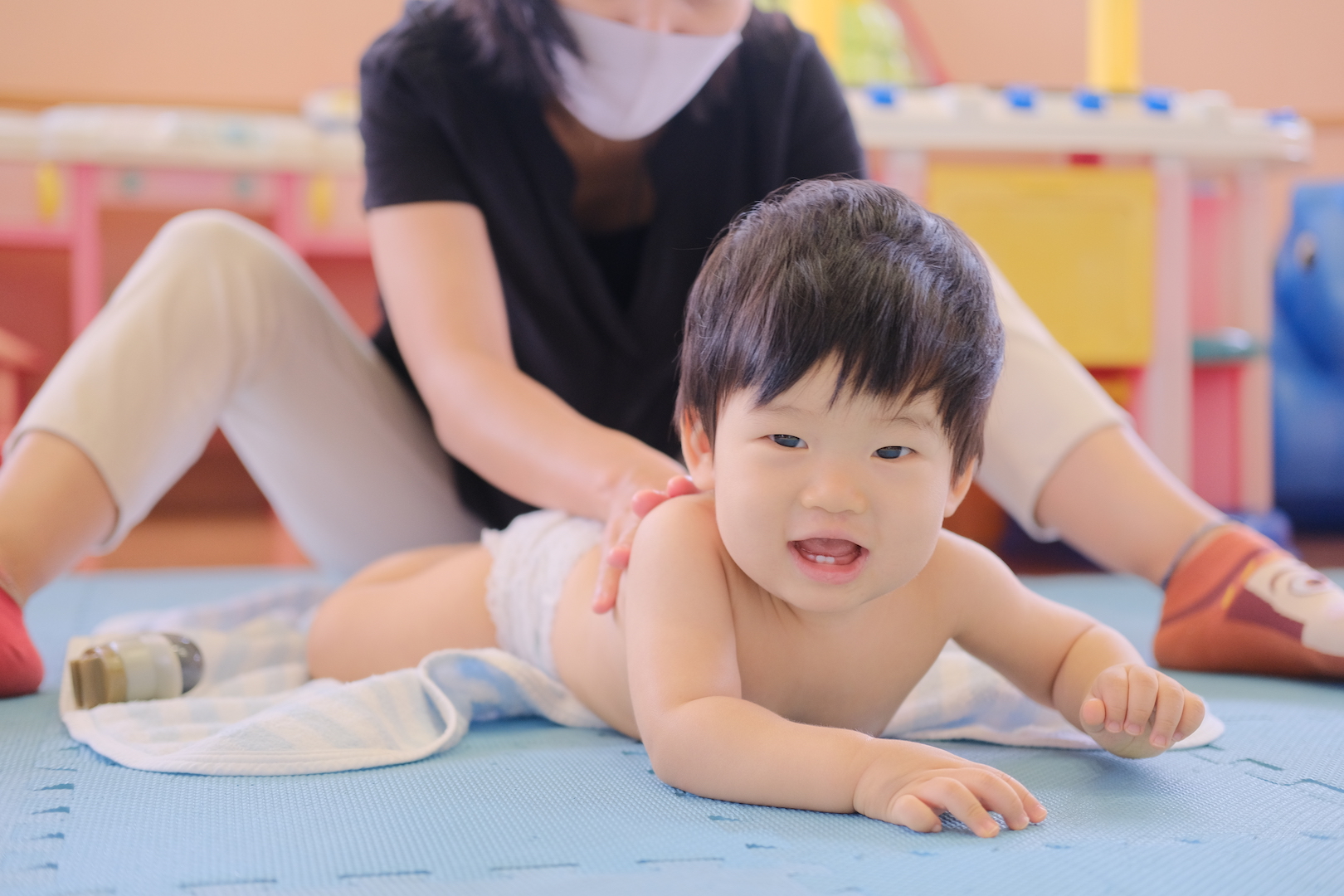 ベビーマッサージで赤ちゃんとじっくり見つめ合う極上の時間♡