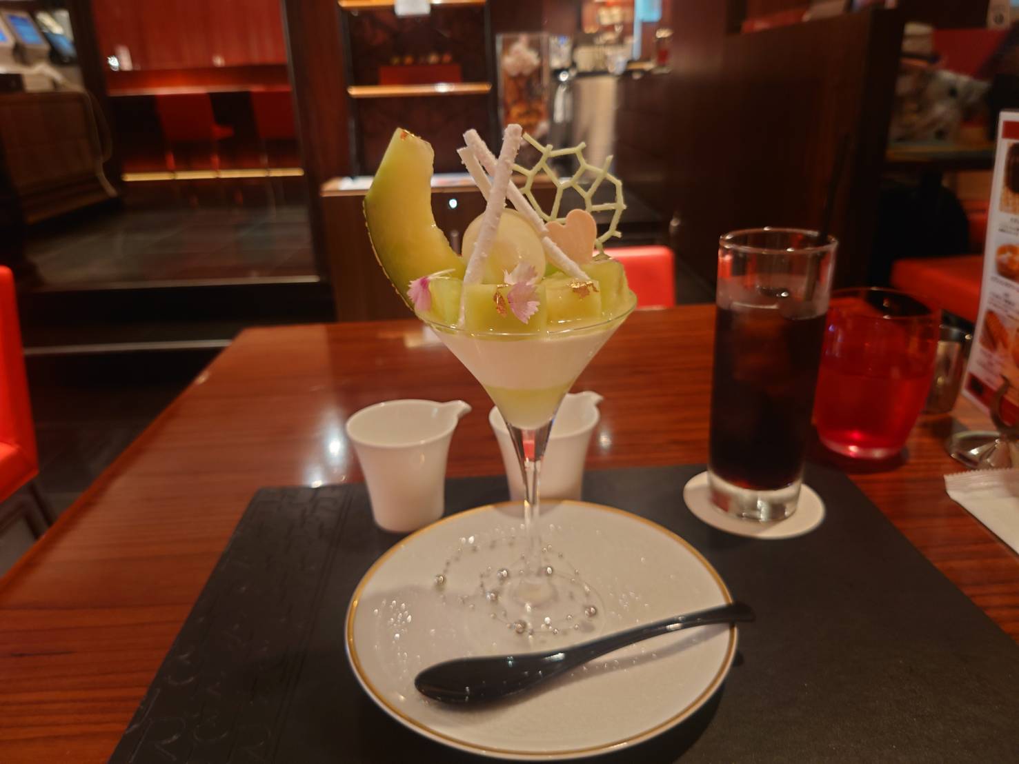 「ル カフェ ドゥ ジョエル・ロブション」さんで弊社社長が「天使音マスクメロンパフェ」を実食✨