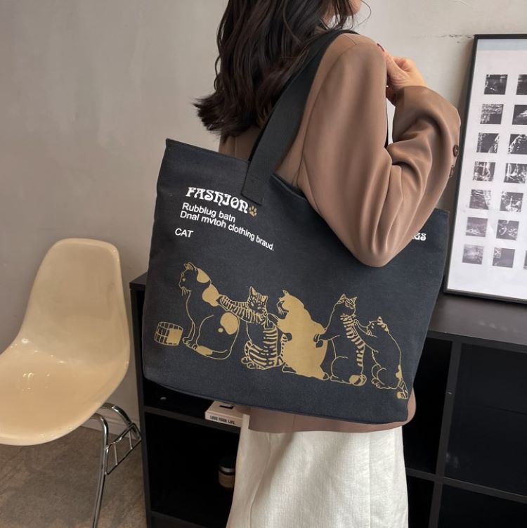 キャンバストートバッグ。手持ちでも、付属の長めショルダーで肩から掛けてもOK。