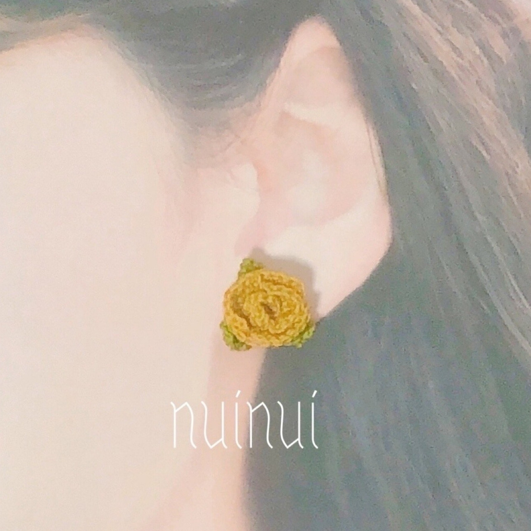 レース糸で編むマスタードカラーのミニバラピアス