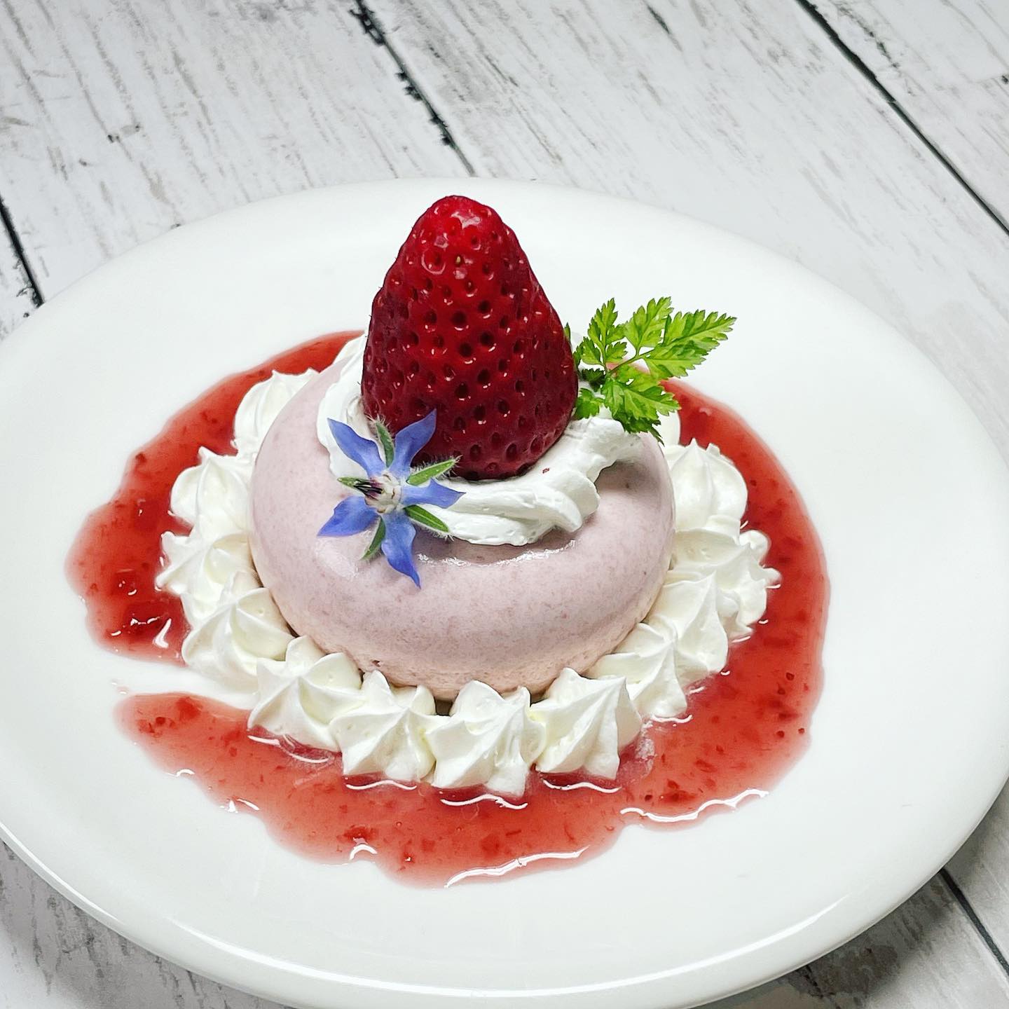 「苺のムースとボリジの花🍓」