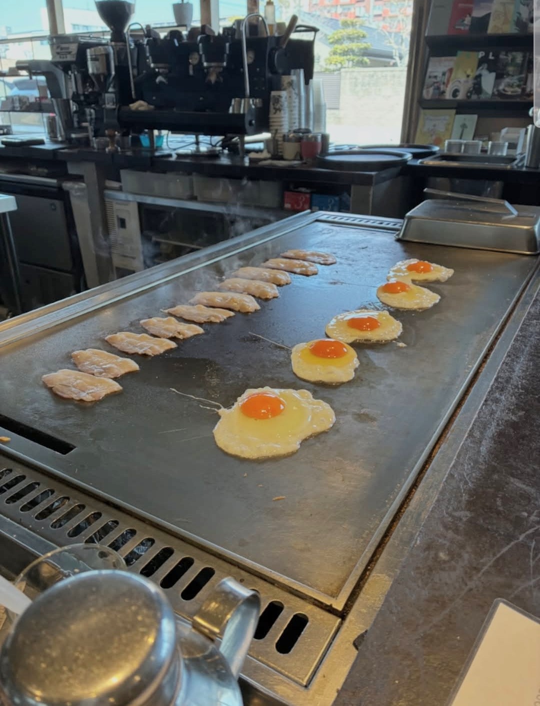 THE COFFEE HOUSEの店内🫣☕️🍔🍮🌭🍰🥪