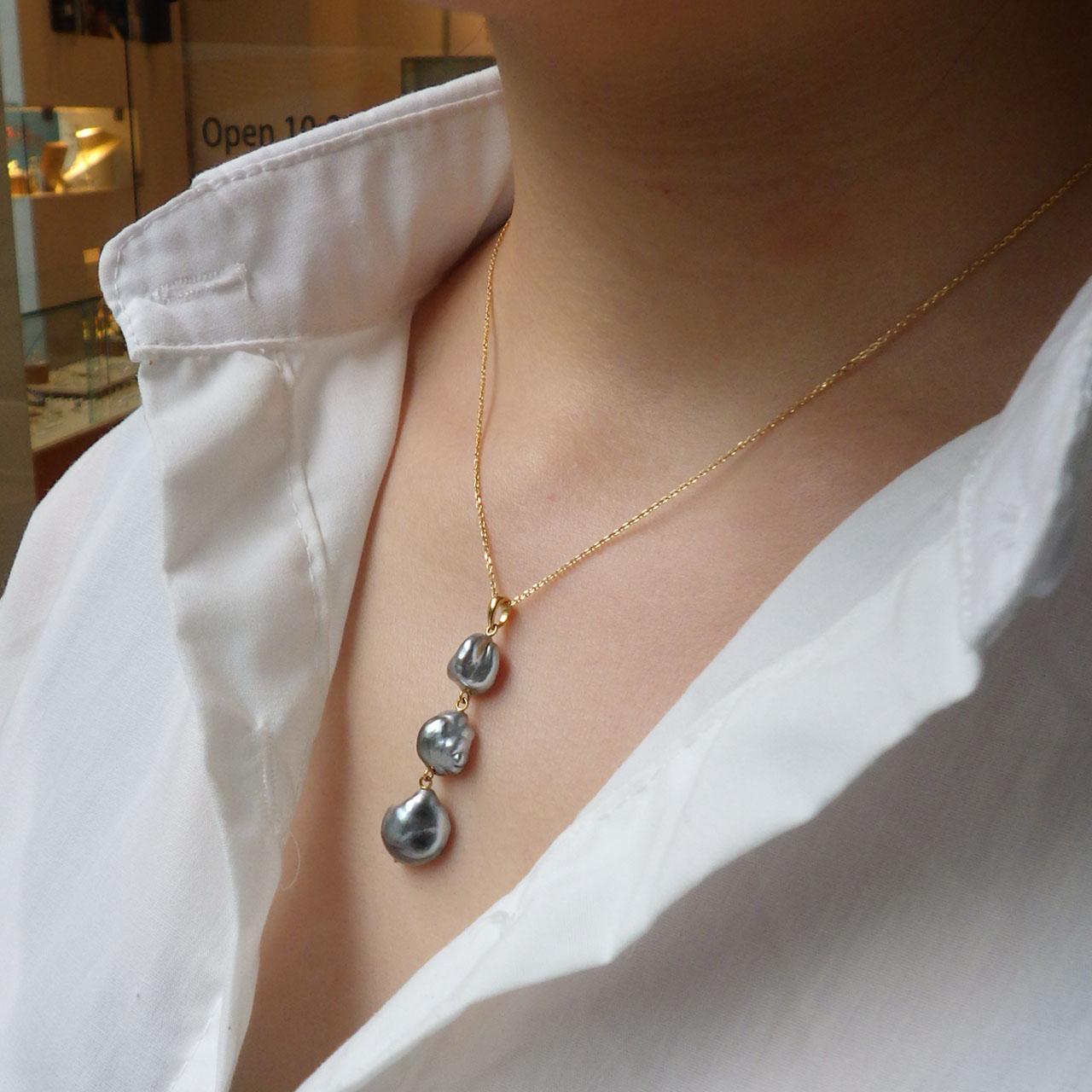 三つの個性が胸元に調和します 黒蝶ケシ真珠のペンダントを追加しました