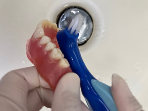 再考！義歯のお手入れ。ブラシ、洗浄剤、そしてもう一つは？