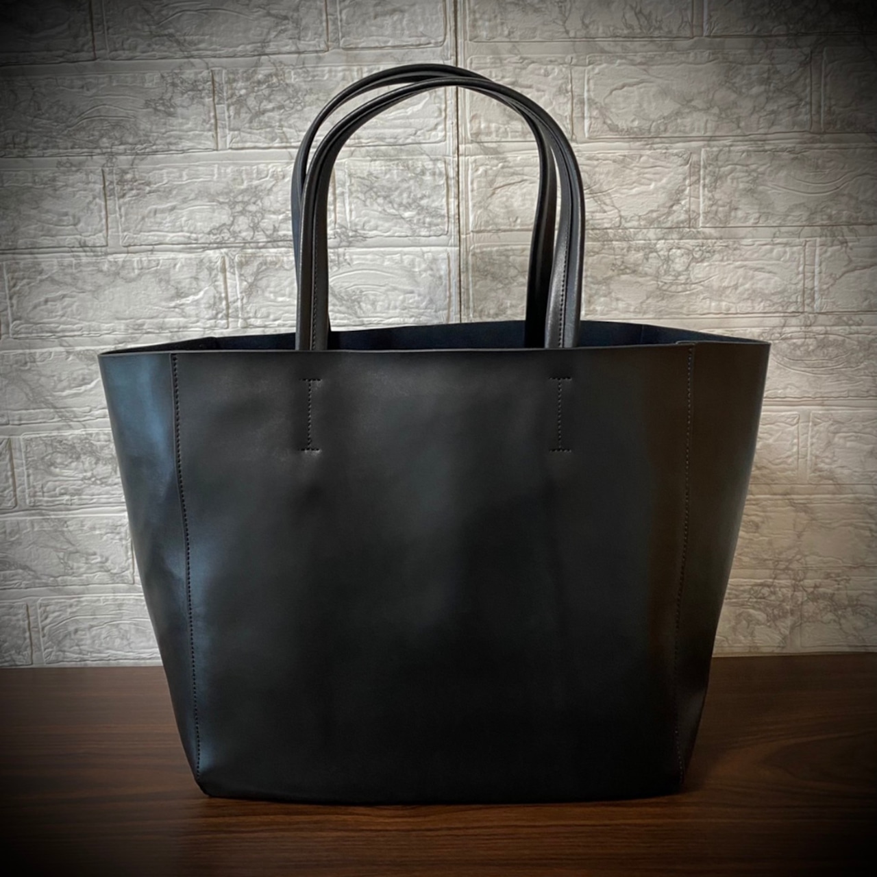 仕事も日常もこれ一つ。今、大人が選ぶイタリアンレザートートの理由