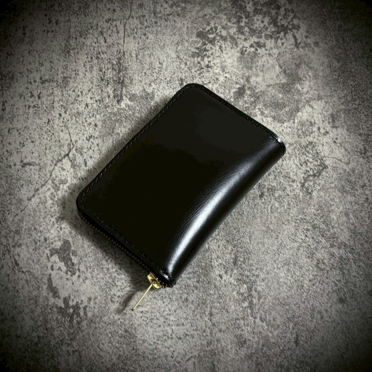 深みが育つ“黒の相棒” ― 総手縫いプルアップレザー・ミドルウォレットの魅力