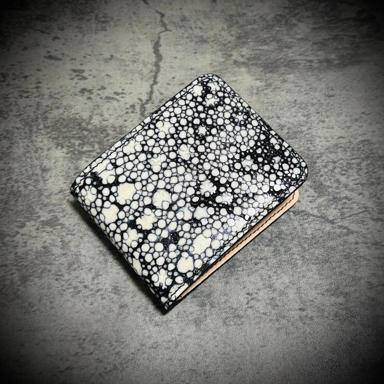 幻が手元に宿る―総手縫い「スタースティングレイ折財布」