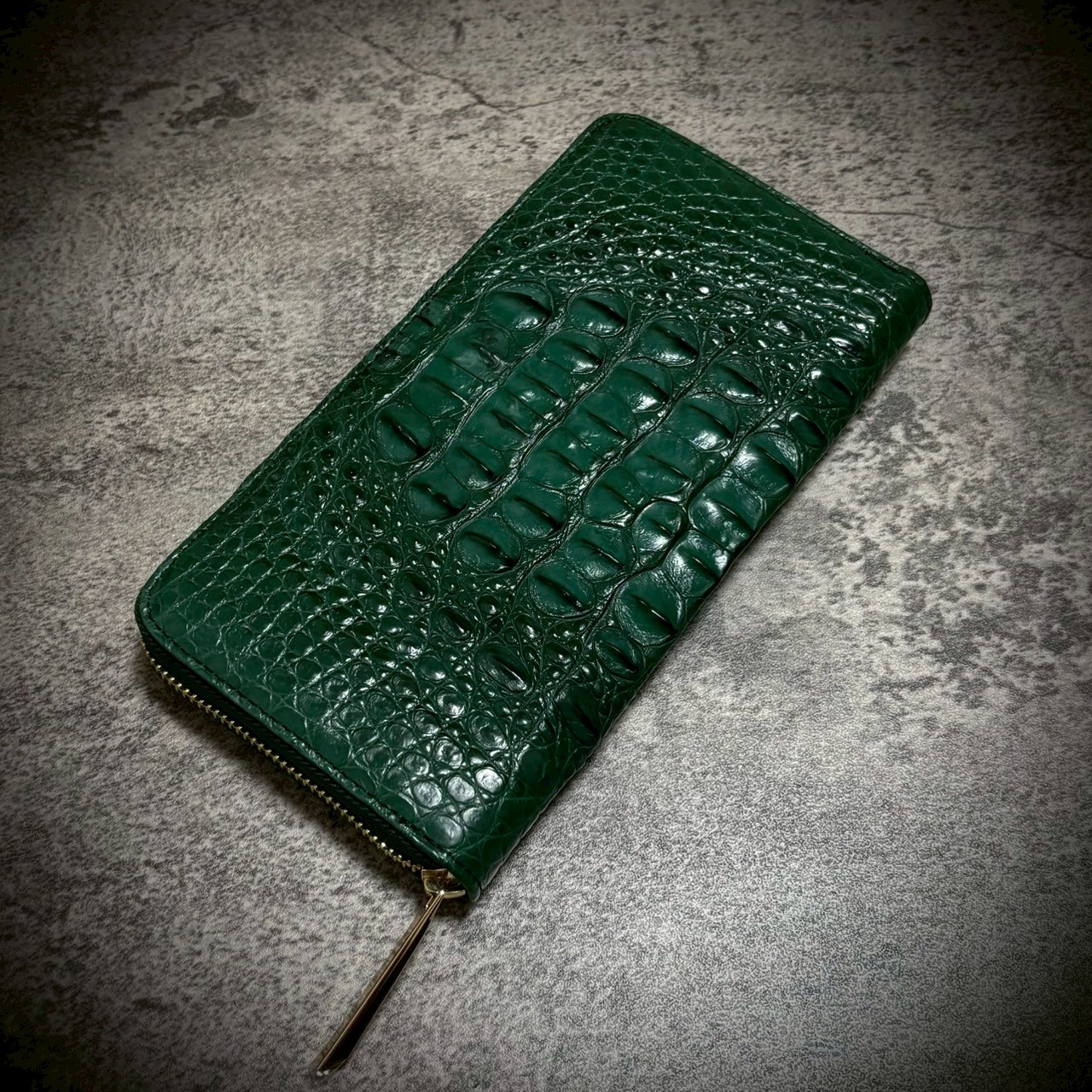 《本物だけが放つ、圧倒的な風格》 頭部×背部を贅沢に使用したクロコダイル大容量長財布！