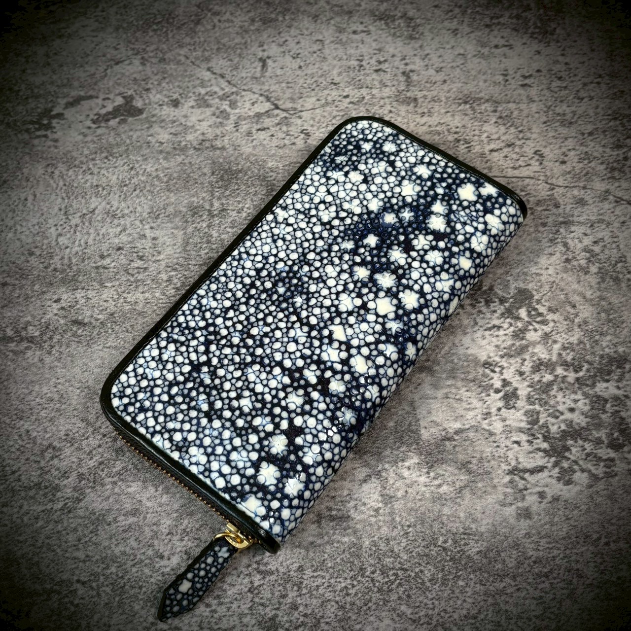 《幻の素材 スタースティングレイ》唯一無二の美しさを宿す、スタースティングレイ長財布のご紹介