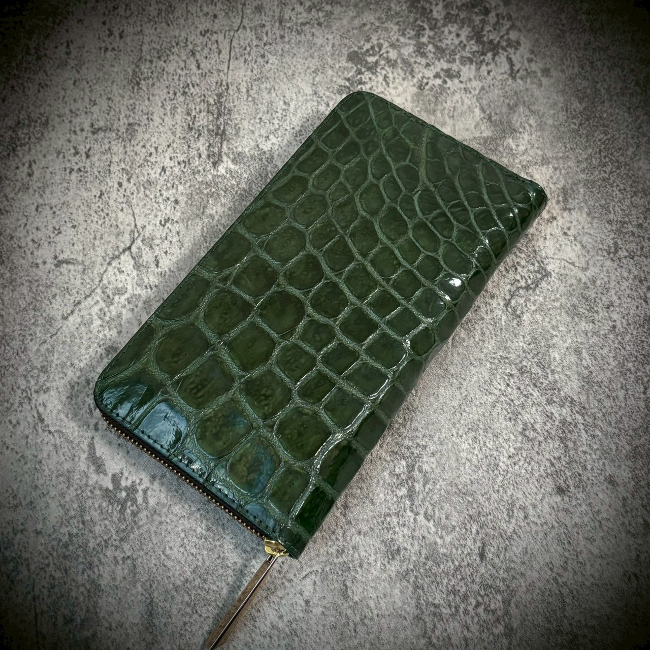 《スモール クロコダイル》シャイニング ポロサス一枚革長財布 ダークグリーン！