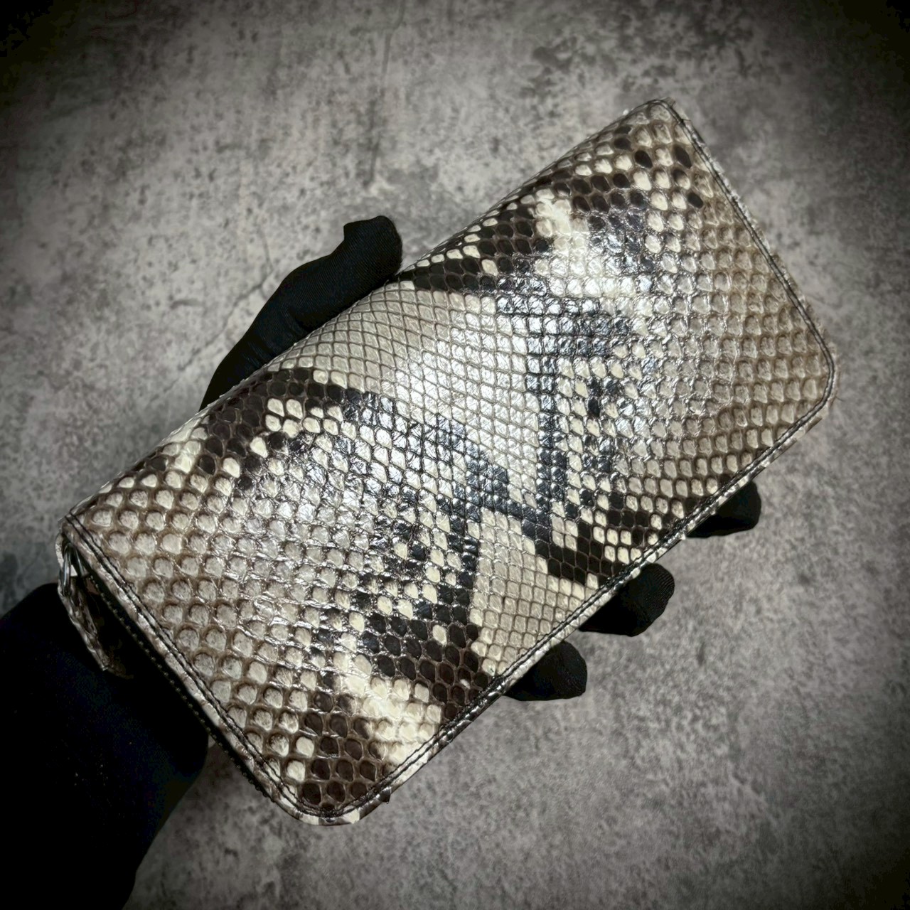 《圧倒的収納×本物の色気》新商品 パイソン ダブルジッパーロング ウォレット！