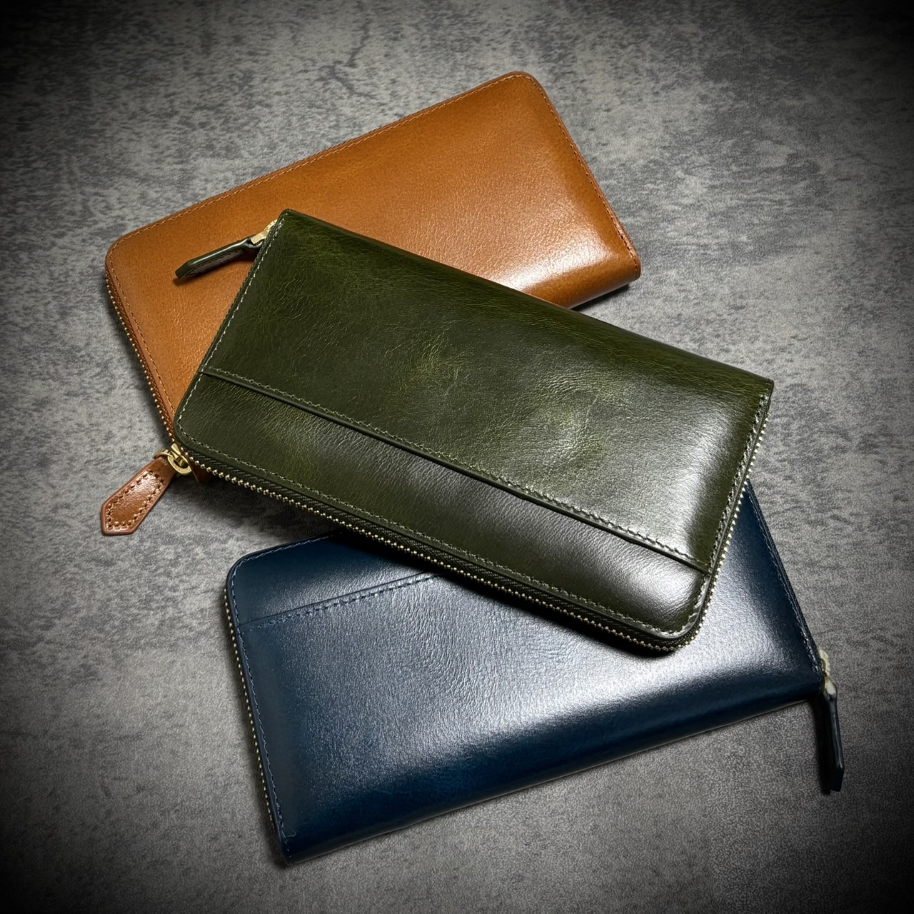 《見た瞬間に心つかまれる》“ムラ染めの深い艶”を纏ったイタリアンレザー長財布!