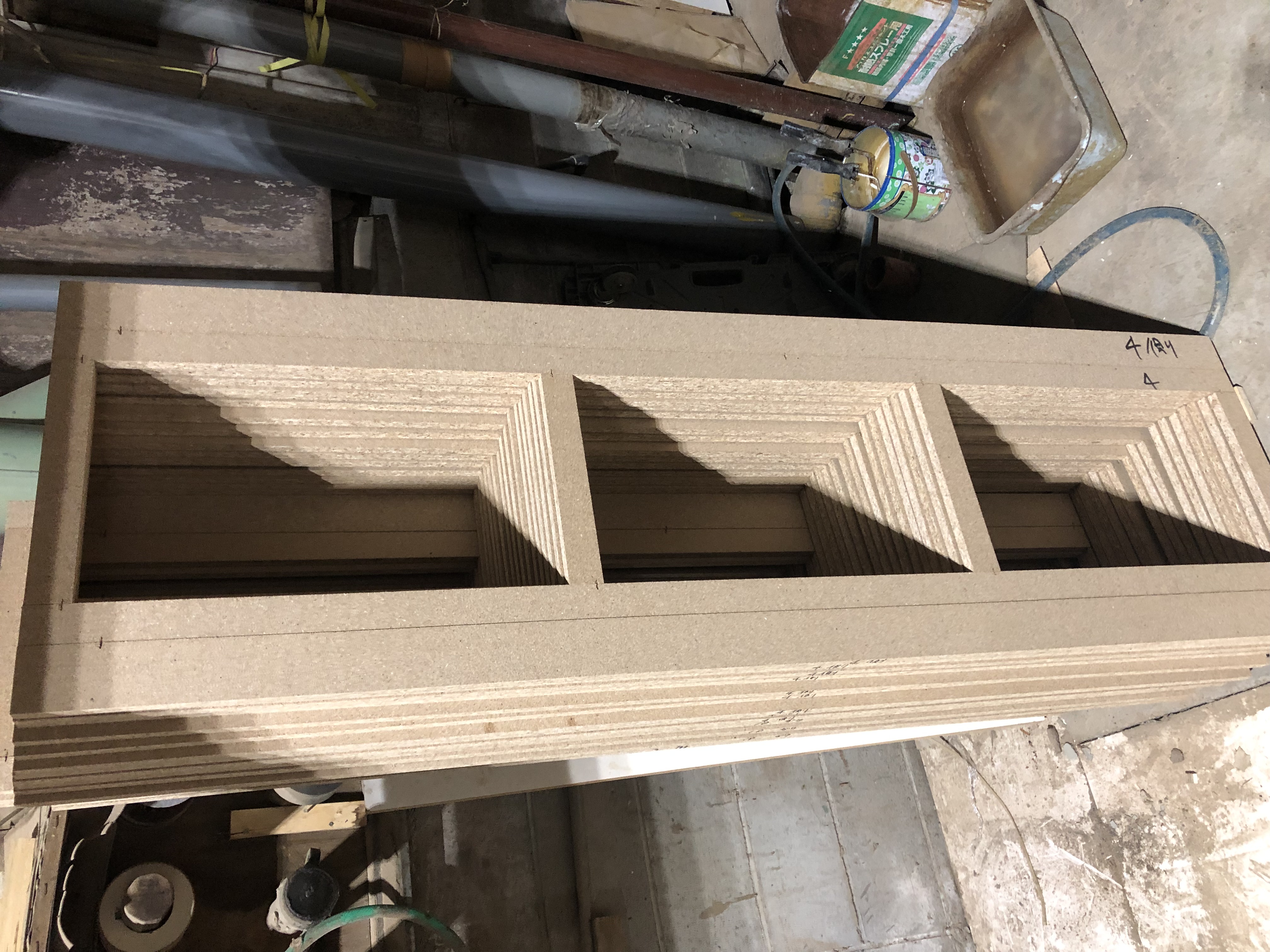 家具の土台となる骨組み（木枠）を作りフラッシュ作業を行いました。