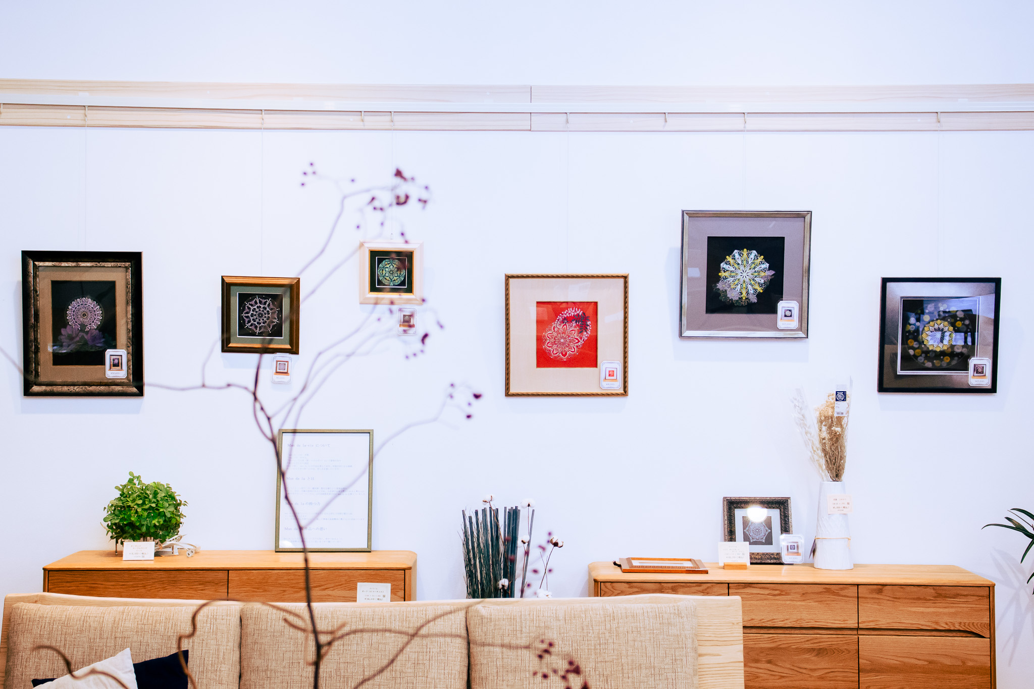 曼陀羅絵画もまだまだ展示中！