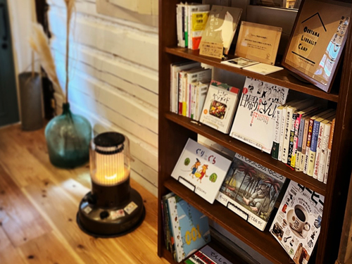 【お知らせ】奥多摩・氷川キャンブ場内のカフェに おくたま文庫の本棚ができました！