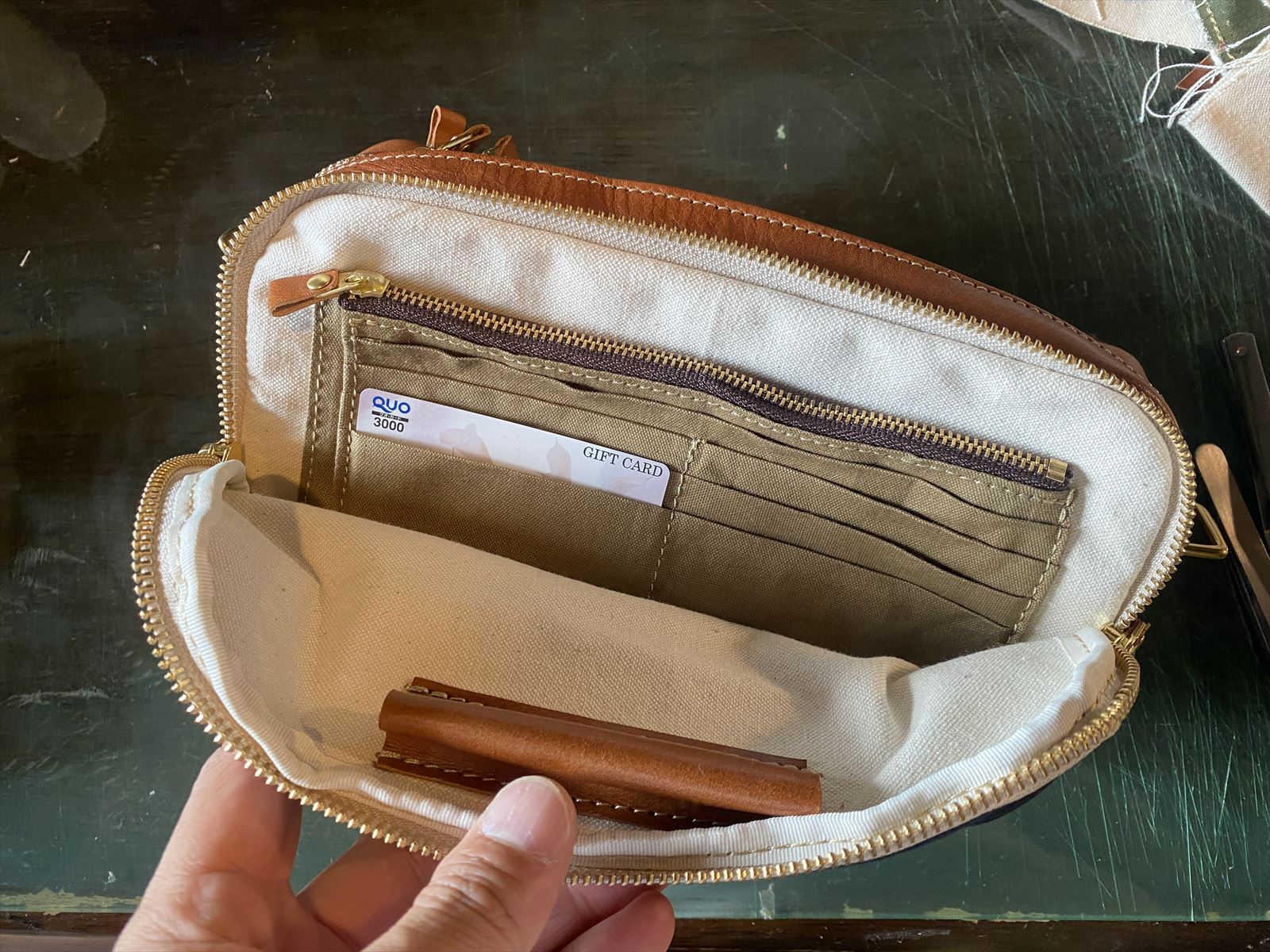 新作ラグビーの特徴は、財布と鞄が一体型になっているショルダーバッグです。