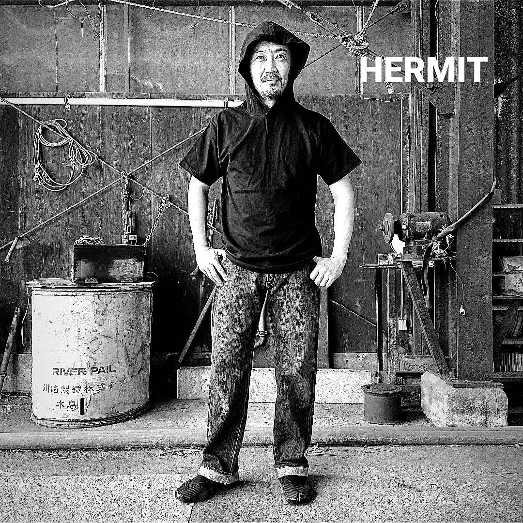 HERMIT HOODED LOGO T-SHIRT