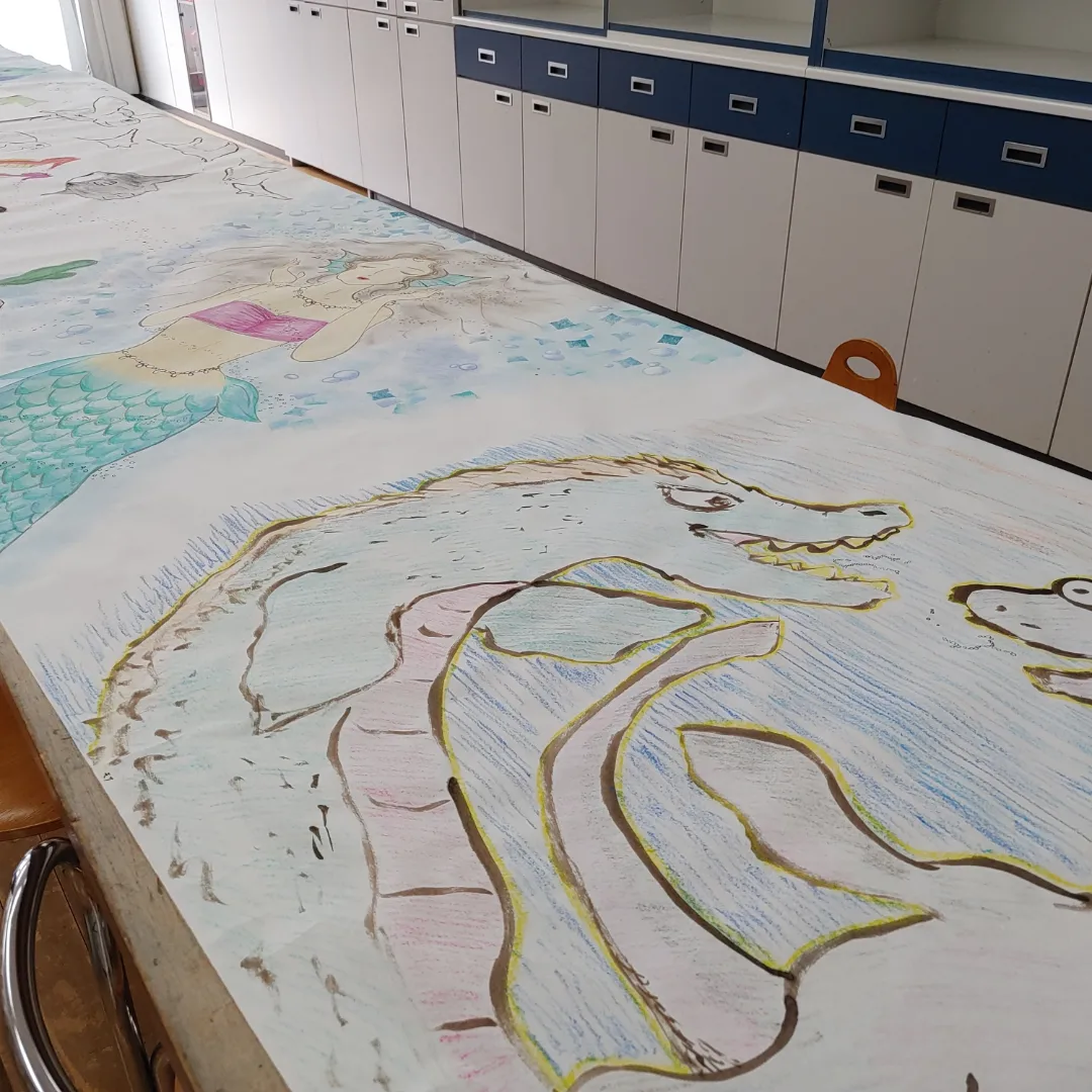 まこもアート会「海の絵巻」制作中