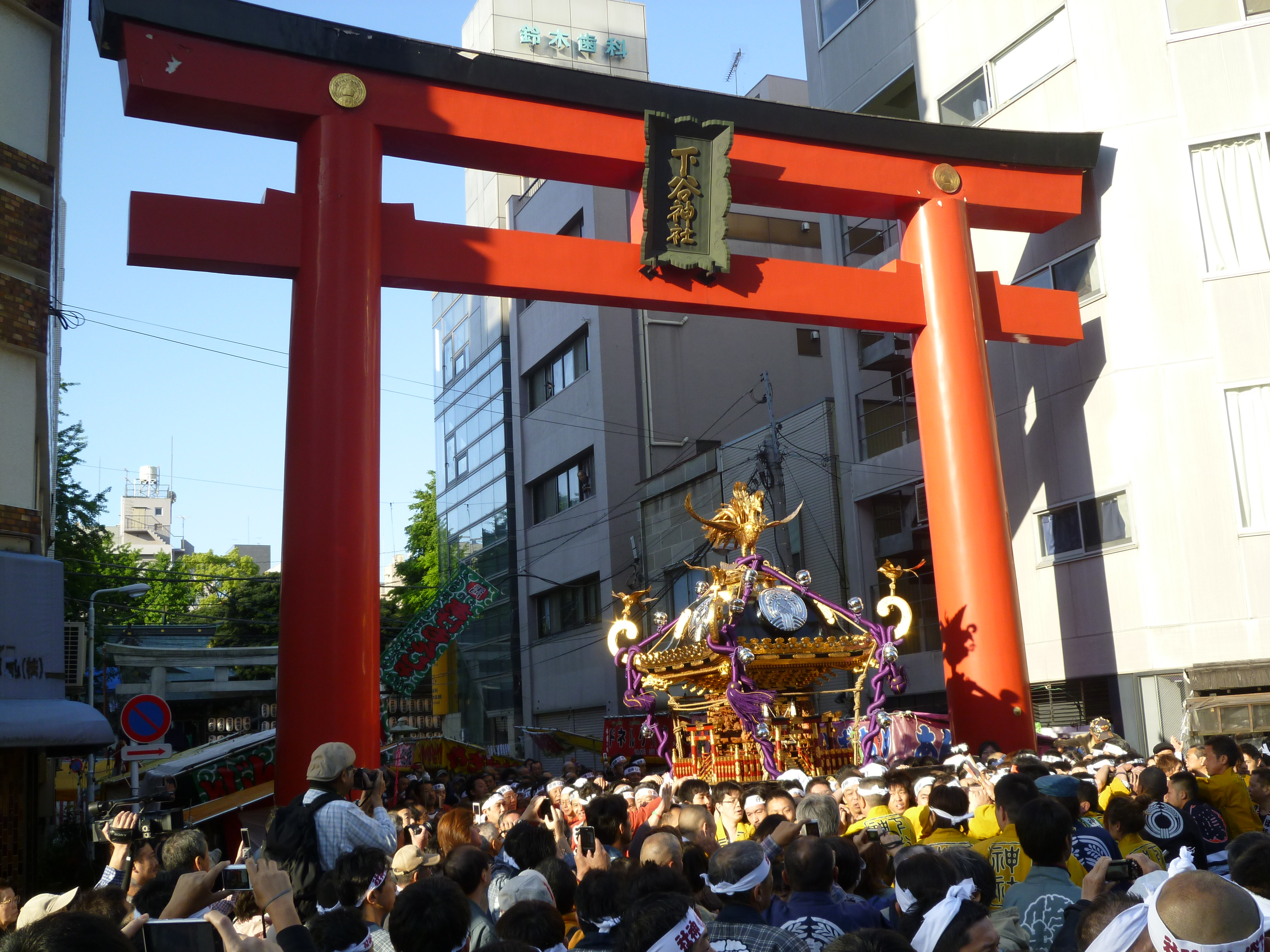 下谷神社大祭の魅力に迫る！伝統と迫力が交差する三社の祭り