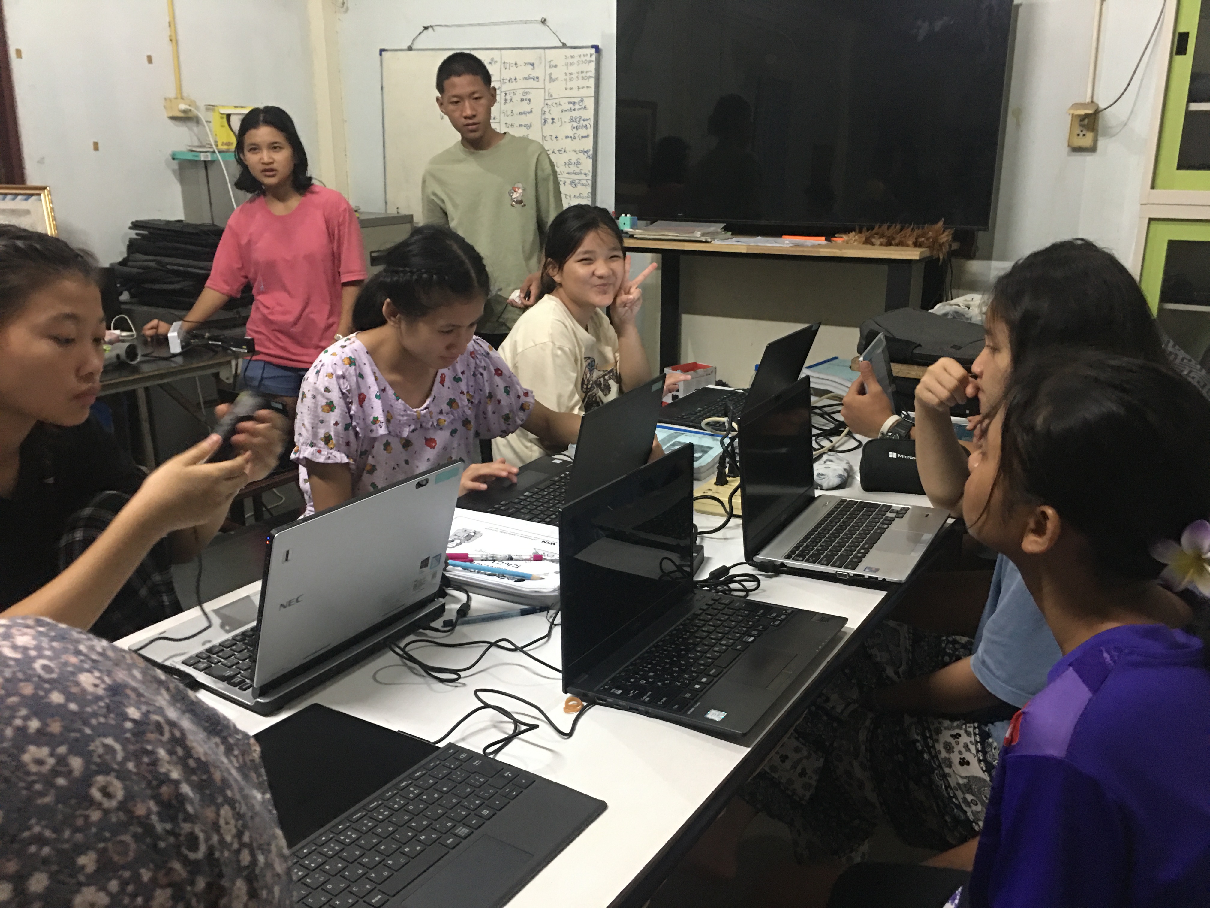 寄贈したノートパソコンが届きました!