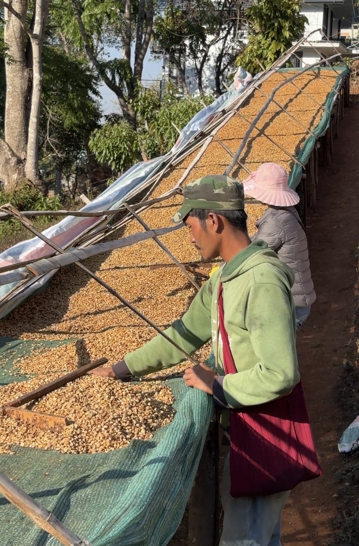 乾燥工程で欠かせない大切な作業、撹拌（かくはん）の様子