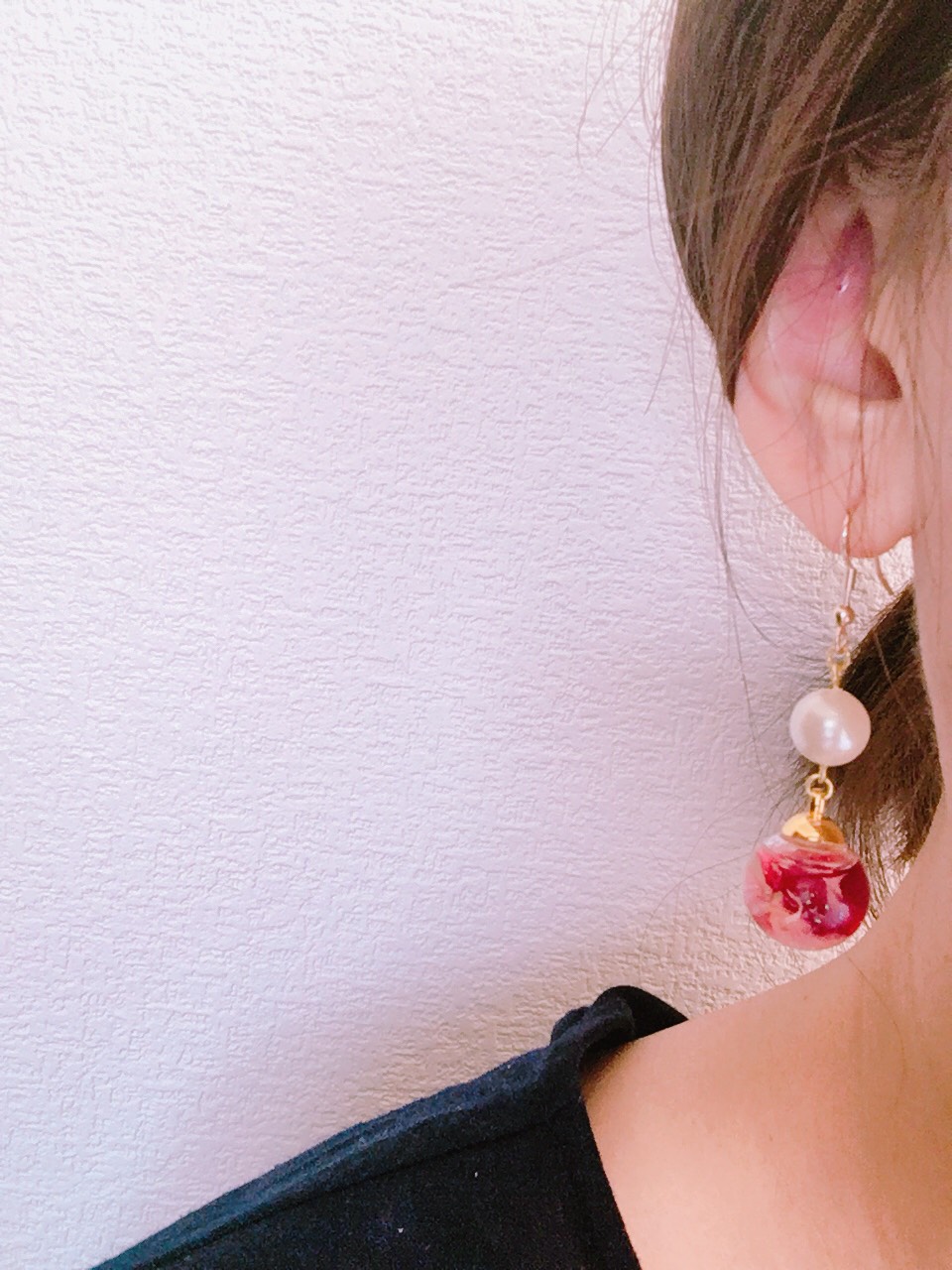 ガラスドームの中でお花がゆれるハーバリウムピアス