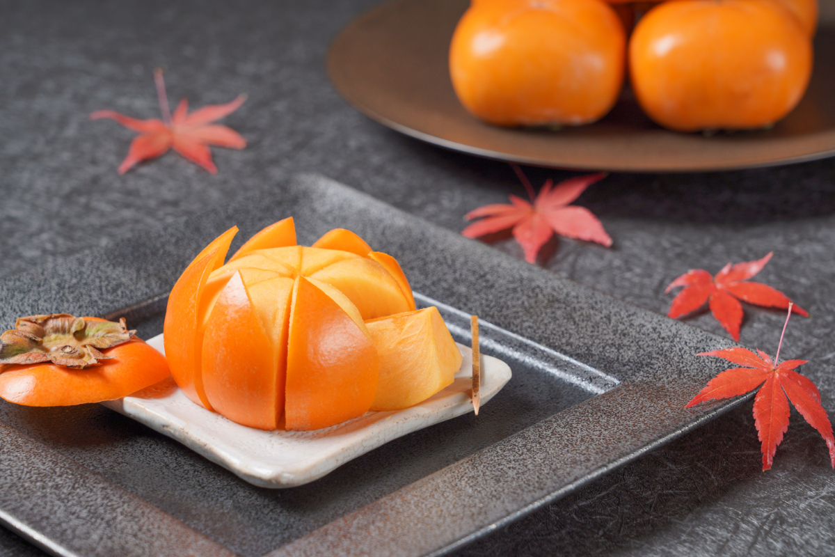 山形・鶴岡、松ヶ岡発。 出羽三山の恵みが育む、歴史ある本場の庄内柿。 明治から続く伝統の味をお届けし