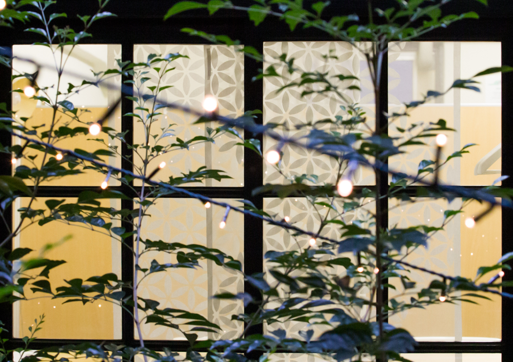 窓に明かりが灯る風景を見て歌を創る