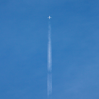 青い空に一筋の白い雲