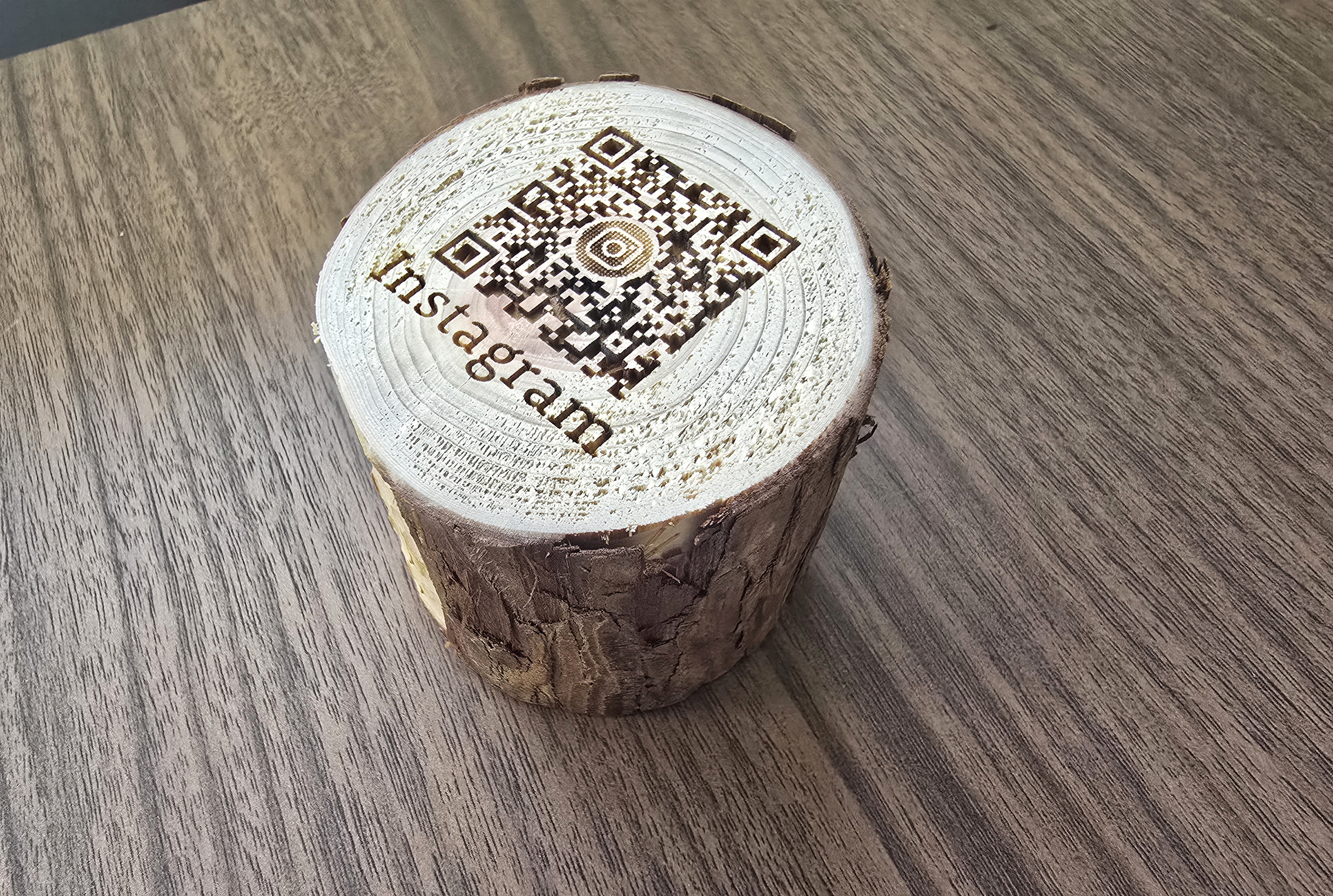 丸太にＱＲコード