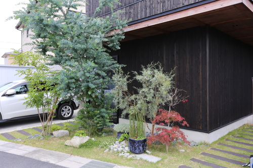 甲賀市「黒い外壁のご自宅兼ネイルサロンとマッチ！和モダンなお庭に」