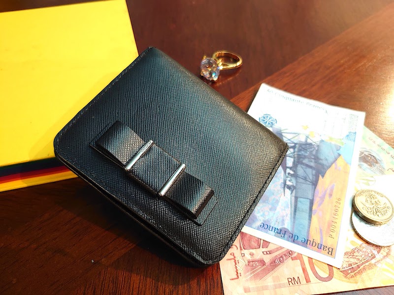 【COACH】リボンモチーフ 二つ折りジッピーウォレット