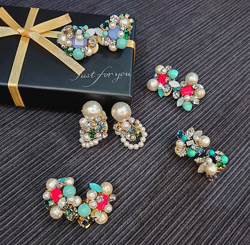 【BIG SALE！ハンドメイド・アクセサリー】スワロフスキー イヤリング.