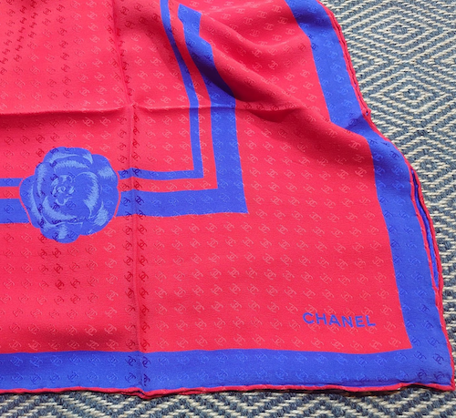 【CHANEL】 シャネル シルクスカーフ カメリア レッド ブルー.