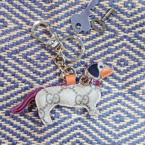 GUCCI グッチ ドッグ シェイプ バッグ チャーム キーホルダー ベージュ GGキャンバス 犬.