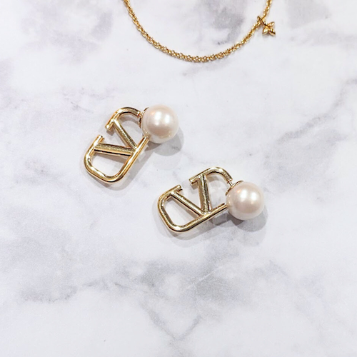 VALENTINO GARAVANI ヴァレンティノ ガラヴァー二 パール Vロゴ ピアス.