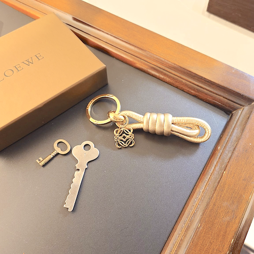 LOEWE ロエベ ノット チャーム キーリング アナグラム レザー ゴールド.